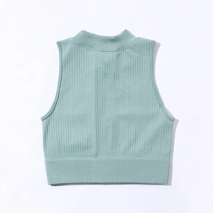 Détail du crop top sans couture en tricot côtelé vert clair avec col montant élastique