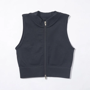 Détail du gilet noir côtelé sans couture avec fermeture éclair métallique bidirectionnelle