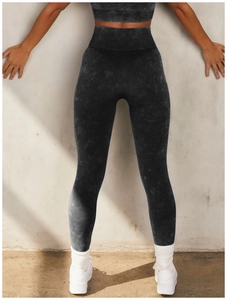 Vista posteriore dei leggings da yoga e reggiseno sportivo grigio scuro acido