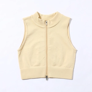 Détail d'un gilet de yoga en maille côtelée beige avec fermeture éclair métallique bidirectionnelle