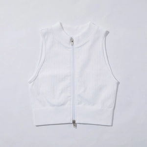 Détail d'un crop top blanc côtelé avec fermeture éclair fonctionnelle et maille sans couture