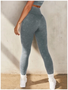 Dettaglio dei leggings da yoga senza cuciture a vita alta e reggiseno blu grigio acido