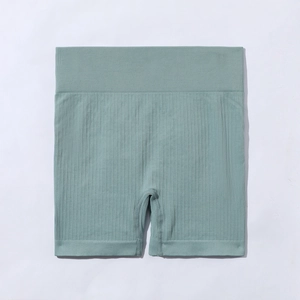 Détail du short de yoga sans couture à taille haute côtelée en couleur vert sauge
