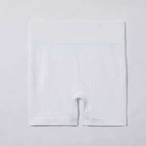 Détail du short de yoga blanc sans couture avec taille haute et texture de compression