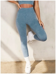 Dettaglio del tessuto senza cuciture effetto mineral wash su reggiseno yoga e leggings