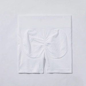 Détail du short de yoga blanc à taille haute en maille côtelée avec effet galbant fessier