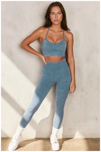 Dettaglio del set yoga blu a costine senza cuciture con leggings a compressione a vita alta