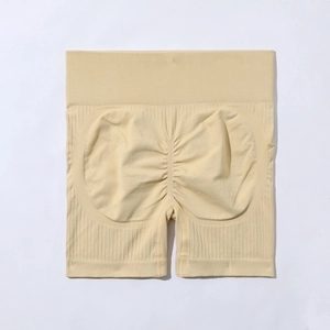 Gros plan sur un short de yoga sans couture jaune pâle à taille haute avec effet push-up