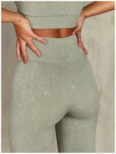 Dettaglio del set yoga senza cuciture verde salvia con vita alta e taglio a V modellante