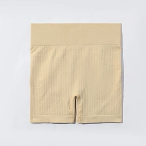 Détail du short de yoga sans couture côtelé jaune pâle avec taille haute élastique