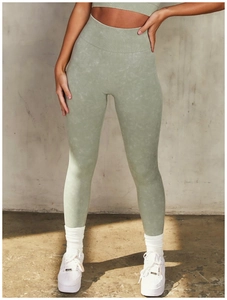 Dettaglio dei pantaloni yoga a vita alta senza cuciture verde salvia con trama acid wash