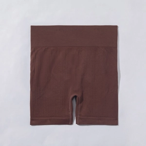 Vue détaillée du short de yoga sans couture à taille haute côtelé en brun expresso foncé