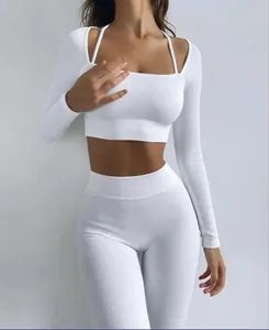 Detailansicht des weißen gerippten Stoffes des nahtlosen Yoga-Sport-Sets für Damen