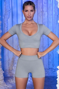 Détail de l'ensemble de yoga gris sans couture avec crop top à col en U et short taille haute