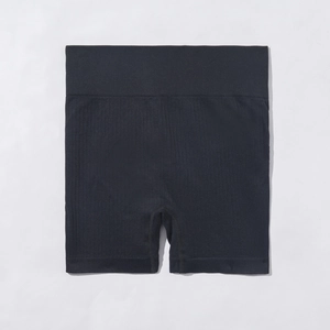 Détail du short de yoga sans couture à taille haute et maille côtelée noire