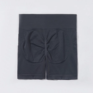 Détail du short de yoga noir sans couture à taille haute avec effet push-up fessier