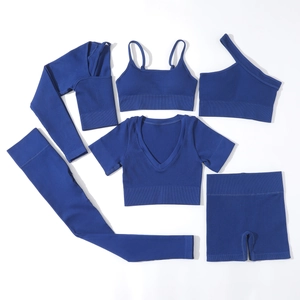 Set yoga senza cuciture in maglia a coste blu scuro con sei diversi capi sportivi da donna