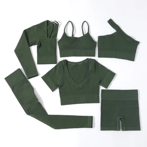 Set disteso di abbigliamento yoga a costine verde scuro con top e pantaloncini