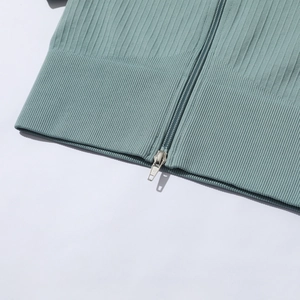 Détail macro du tissu côtelé vert sans couture et de la fermeture éclair en métal