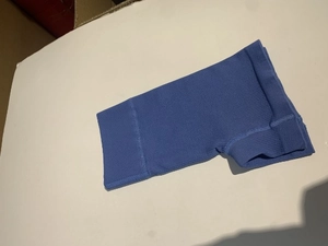 Détail du manchon en tricot côtelé sans couture bleu clair avec texture élastique
