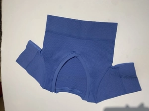 Détail du haut court de yoga bleu foncé sans couture à col en V et manches courtes