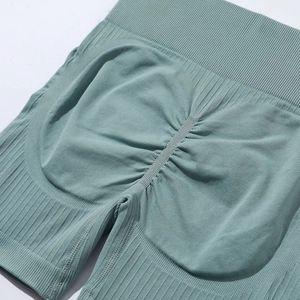 Détail du short de yoga sans couture vert sauge à taille haute avec effet push-up froncé