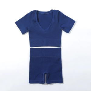 Détail d'ensemble de yoga sans couture bleu marine avec short côtelé et haut col en V
