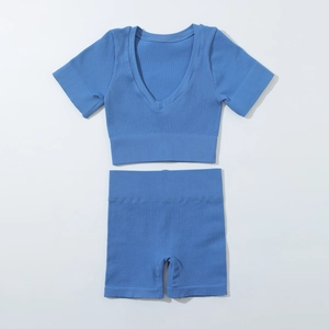 Vue à plat de l'ensemble de yoga sans couture bleu roi avec texture côtelée et col V