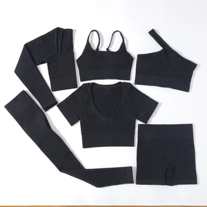 Dettaglio flat lay del set yoga 6 pezzi nero senza cuciture con tessuto a coste