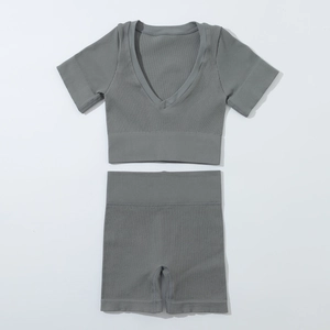 Ensemble de yoga côtelé bleu-gris avec crop top col en V et short à taille haute à plat