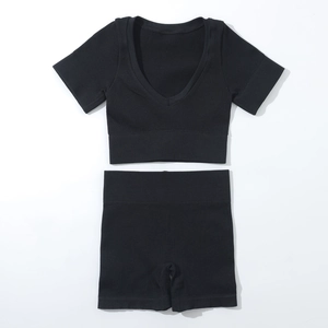 Ensemble de yoga noir sans couture à côtes avec haut à col en V et short à taille haute