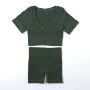 Ensemble de sport vert foncé en maille côtelée avec haut col V et short à taille haute