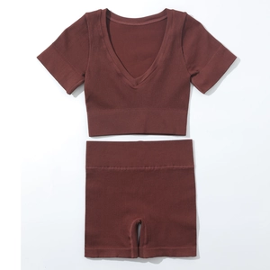 Détail du tissu côtelé sans couture du haut à col en V et du short de yoga moulant