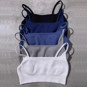 Dettaglio della maglia a coste su cinque crop top da yoga senza cuciture in vari colori