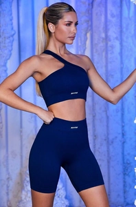 Détail du soutien-gorge de sport asymétrique bleu marine côtelé et du short de cycliste