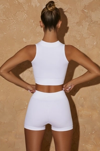 Détail de la texture en maille côtelée blanche de l'ensemble de yoga sans couture