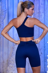 Détail de la brassière sport asymétrique bleu marine et du short de yoga côtelé de dos
