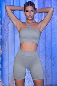 Détail du tissu gris clair sans couture à fines côtes et design de brassière asymétrique