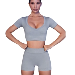 Ensemble de yoga sans couture gris clair avec crop top à manches courtes et short de vélo