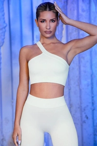 Gros plan sur le tissu côtelé sans couture de l'ensemble sport une épaule jaune et short