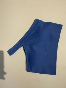 Détail du tissu côtelé bleu marine du soutien-gorge de sport asymétrique à ourlet