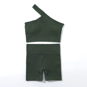 Vue détaillée d'un ensemble de sport côtelé vert foncé sans couture avec haut à une épaule