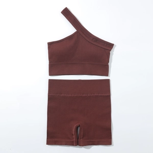 Détail d'un ensemble de yoga côtelé avec brassière asymétrique et short à taille haute