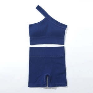 Détail à plat d'un ensemble de sport côtelé sans couture bleu marine avec brassière asymétrique