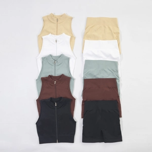 Ensemble de yoga côtelé sans couture avec haut sans manches zippé et short taille haute