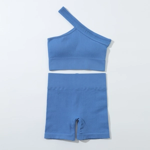 Détail d'un ensemble de yoga bleu sans couture avec brassière asymétrique et short