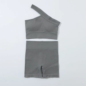 Ensemble de yoga gris foncé côtelé sans couture avec haut à une épaule et short taille haute