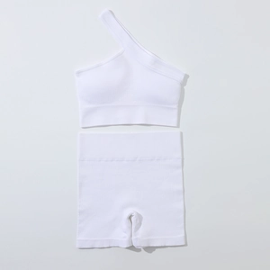 Vue détaillée de l'ensemble de yoga côtelé blanc avec haut asymétrique et short taille haute