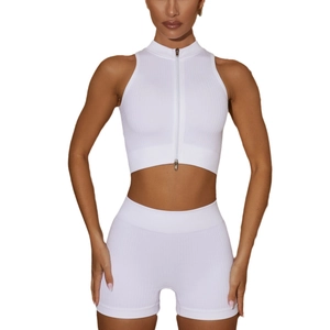 Ensemble de yoga sans couture blanc avec haut à fermeture éclair et short de motard taille haute