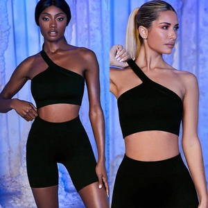 Ensemble de yoga noir pour femme avec brassière asymétrique et short cycliste côtelé